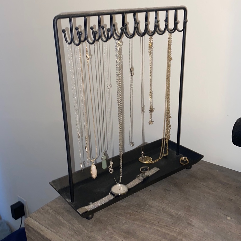 Black necklace organizer